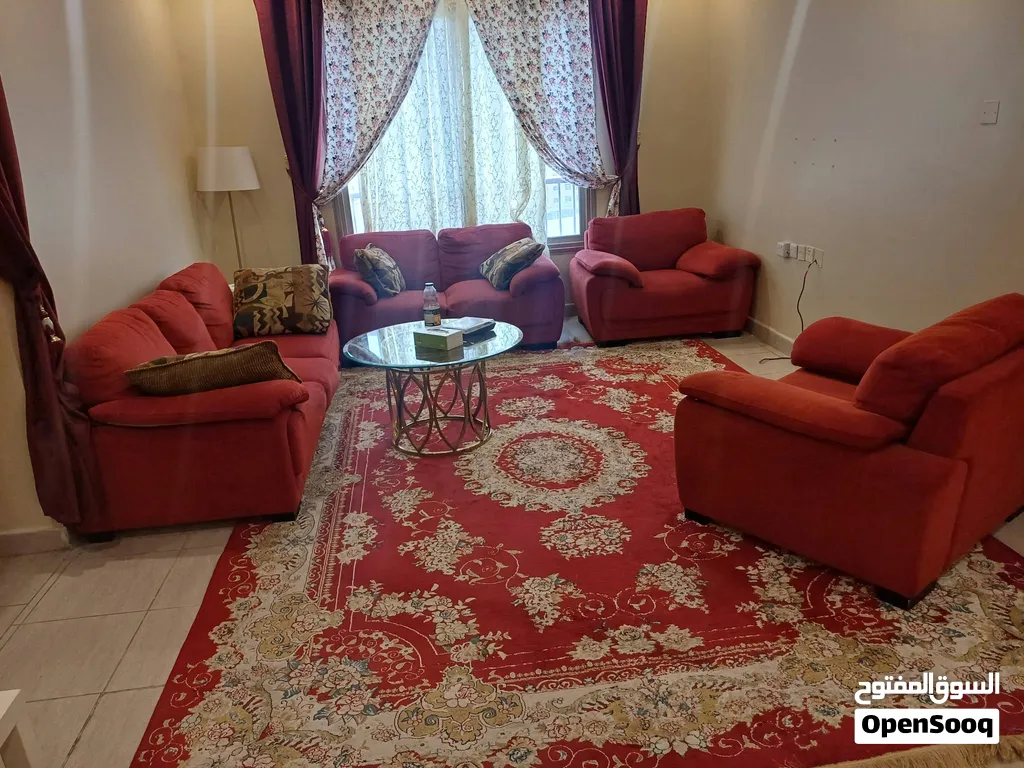 طقم كنب مستعمل استعمال خفيف وطباخ بحاله جيده