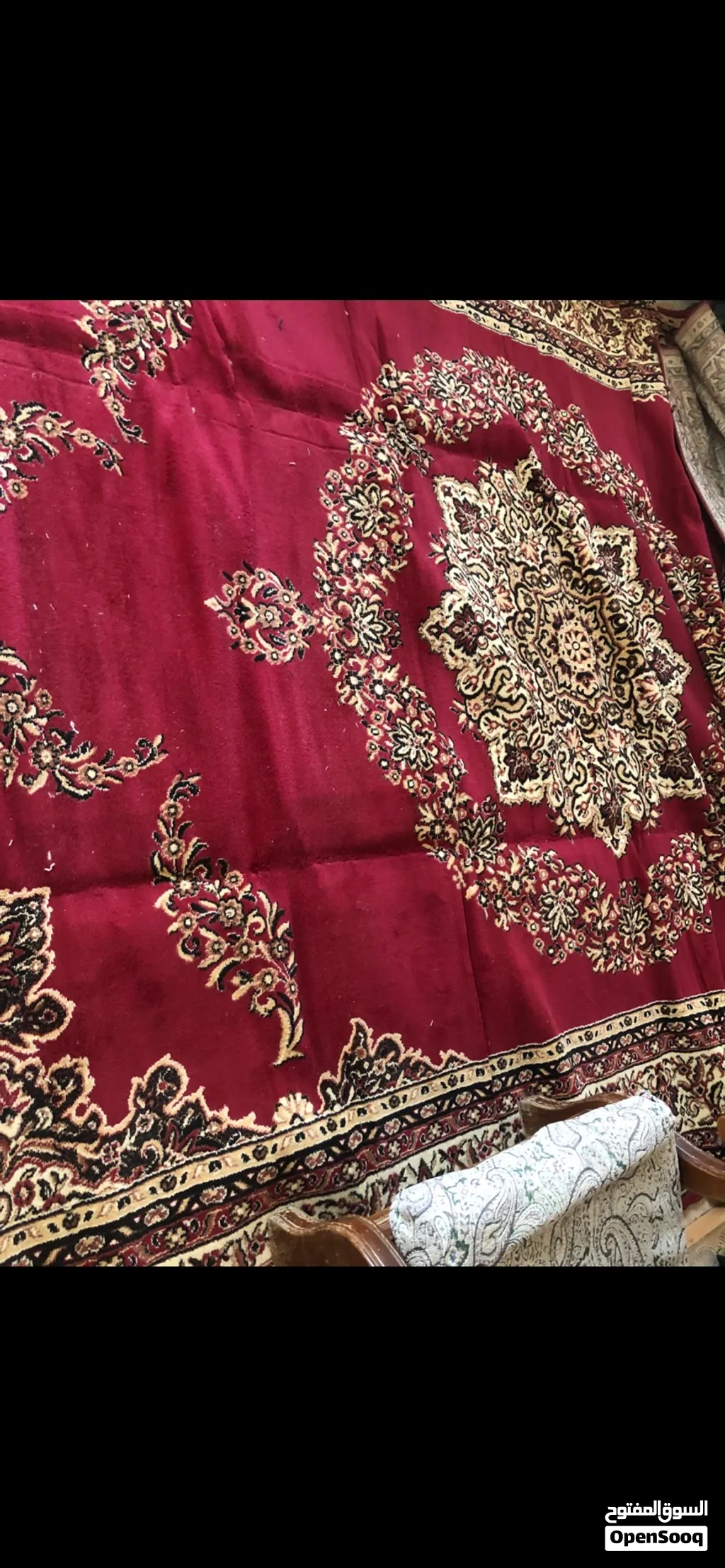 سجادة كلاسيكية بنقشة ميدالية (Medallion)، لون خمري أو نبيذي، ونقشتها من الطراز الشرقي التقليدي.