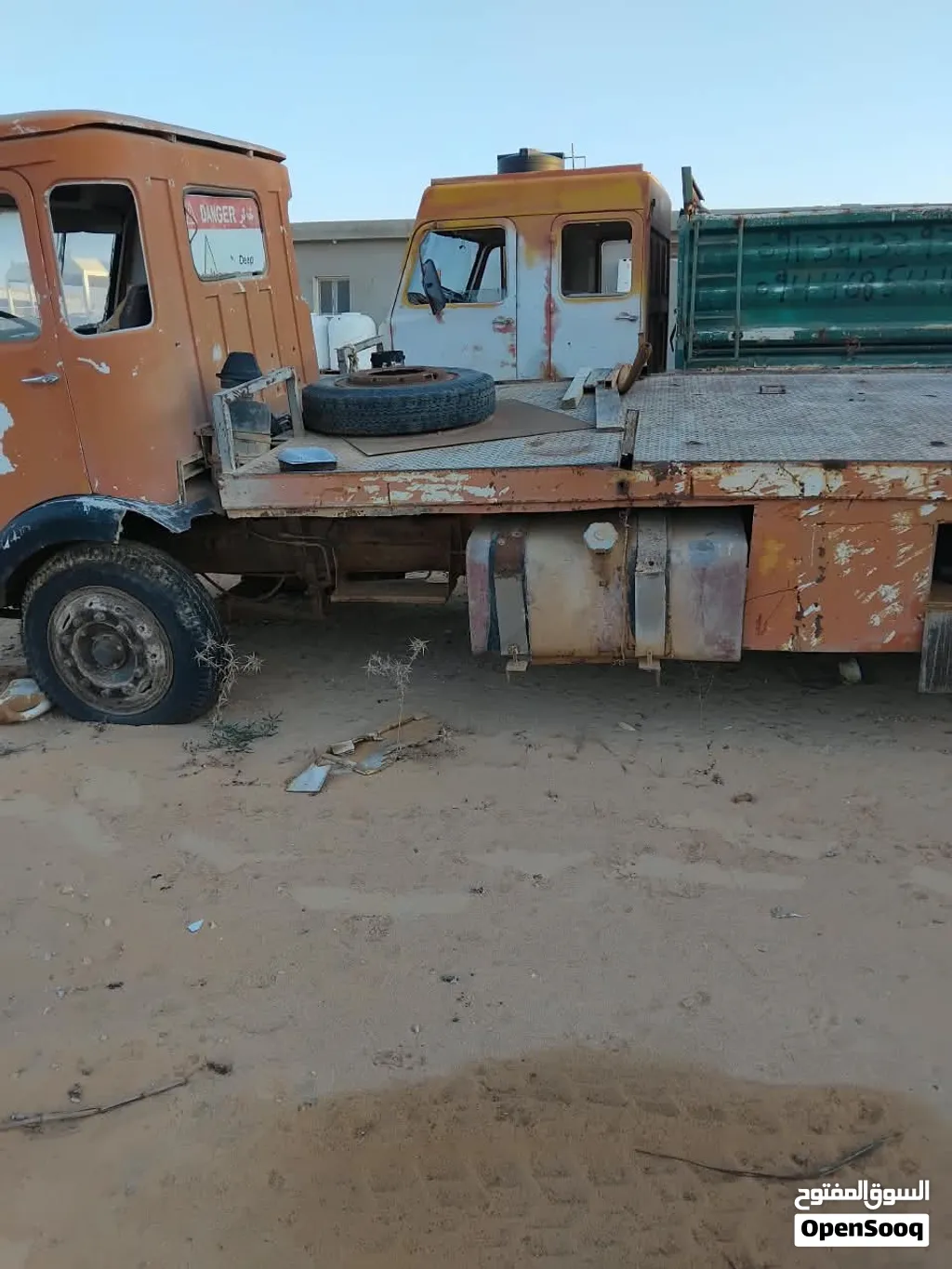 3 شاحنات نوع دينس صناعه انجليزيه