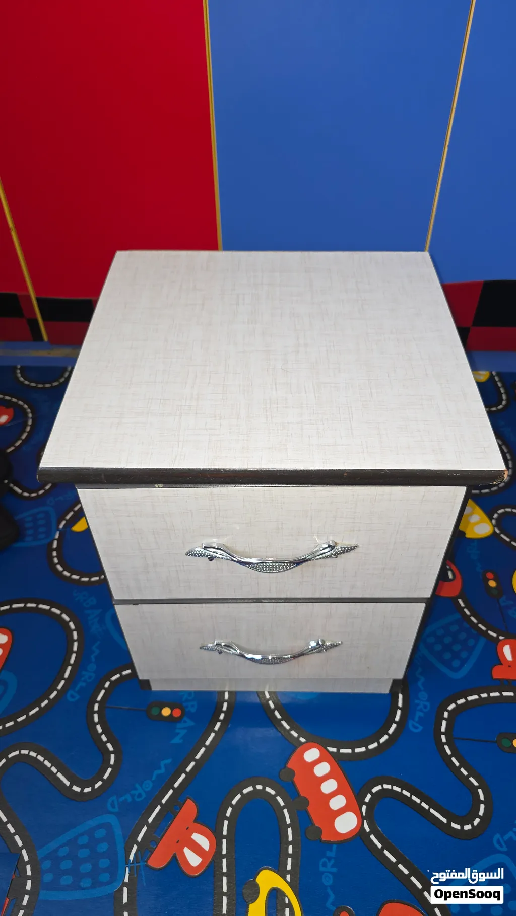 white bedside table طاولة سرير بيضاء