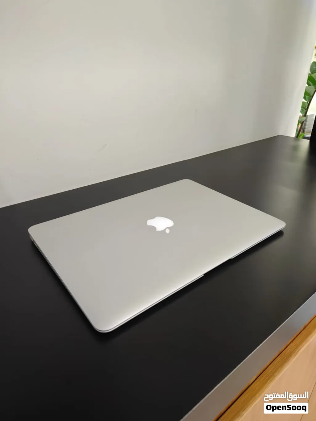 MacBook Air 2017 i5 - 13 inch - 8GB and 256GB SSD