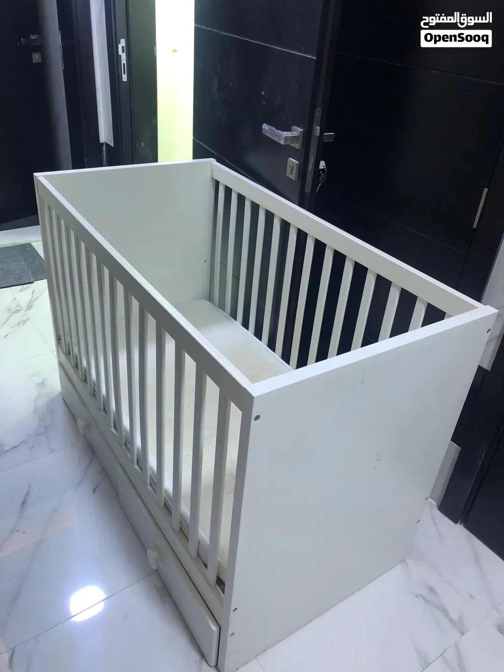 سرير اطفال مع خزانات سفلية نظيف جداً