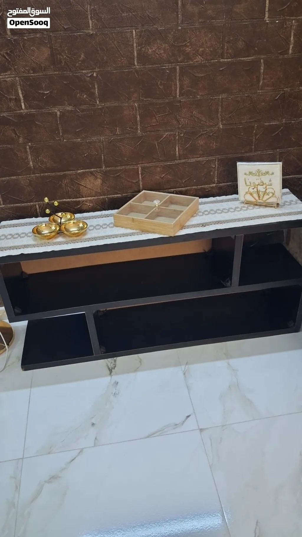 طاولة شاشة لون بني محروق