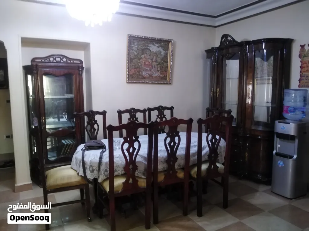 سفرة و كراسي و دولاب فضيات