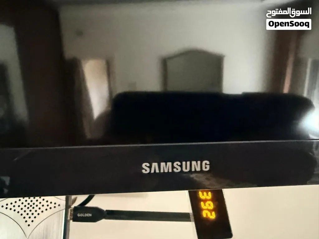 للبيع شاشة سامسونج (Samsung) 32 LED مستعملة استعمال خفيف جدا بحالة الوكالة (مع خيار حامل حائط)