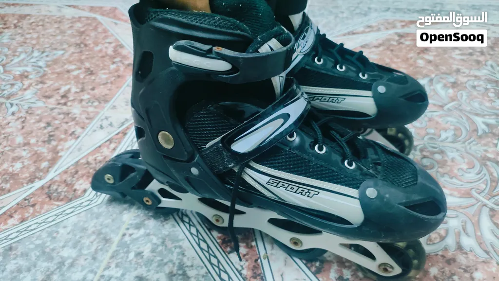 Skating shoes, black color, adjustable size in perfect condition only used once