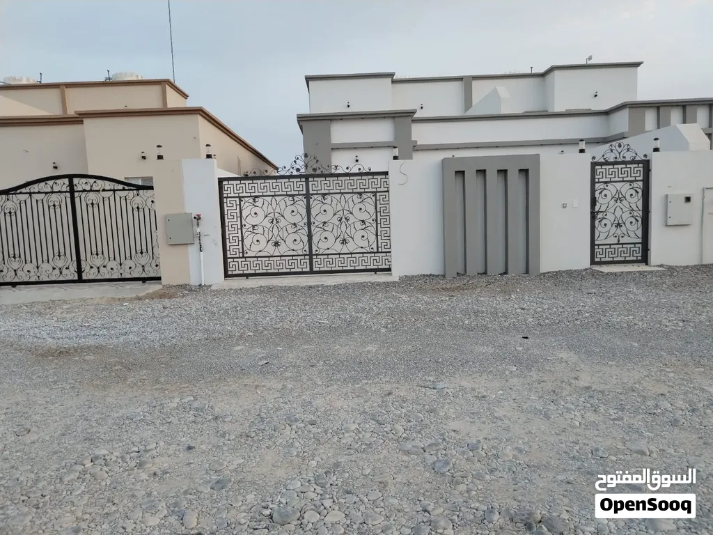 للبيع فيلا سكنية في بركاء مزارع الحرث