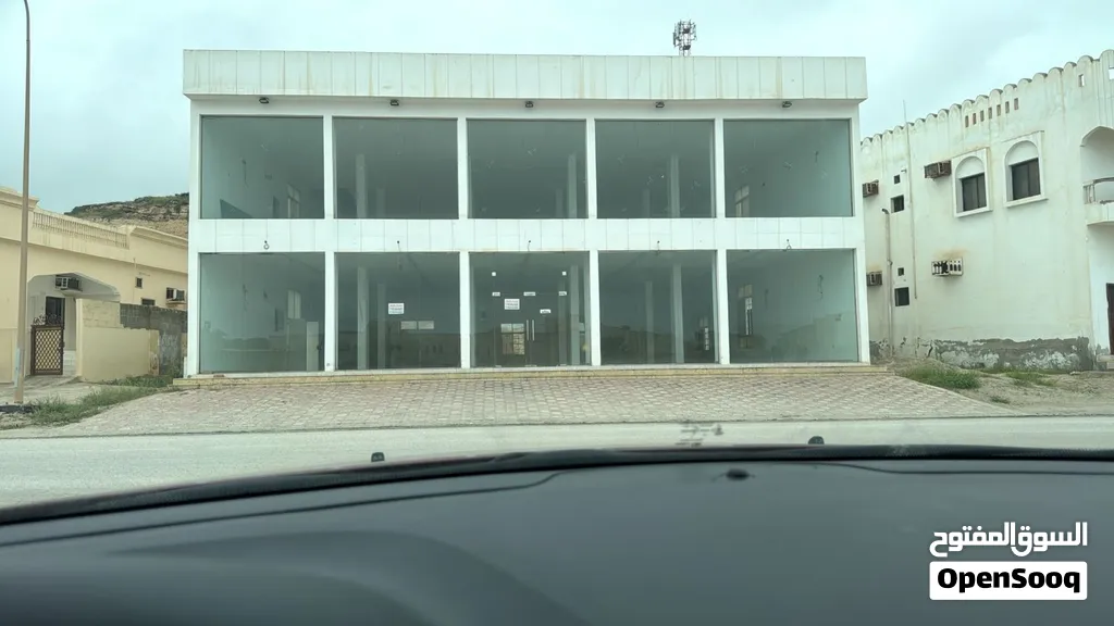 معرض ميزانين وخلف مخزن للايجار الشهري