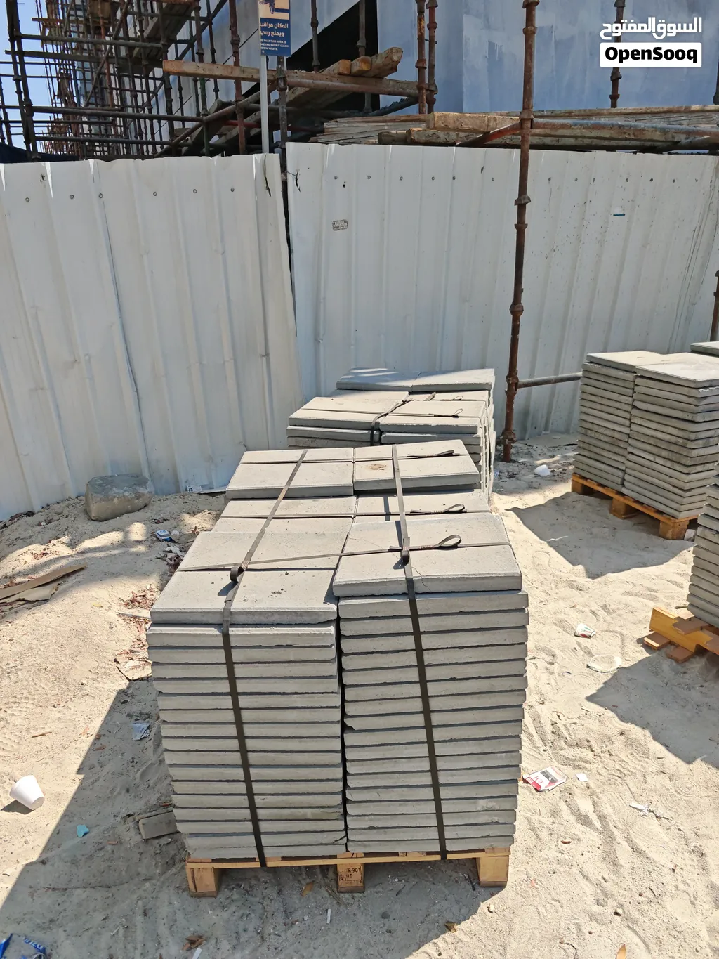 بلاط اسمنتي للبيع 40×40×4سم الكمية المتوفرة 1100 حبه بلاط