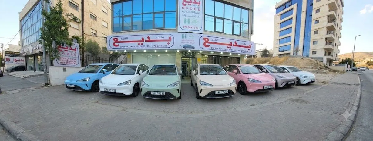 معرض بديع لتجاره السيارات