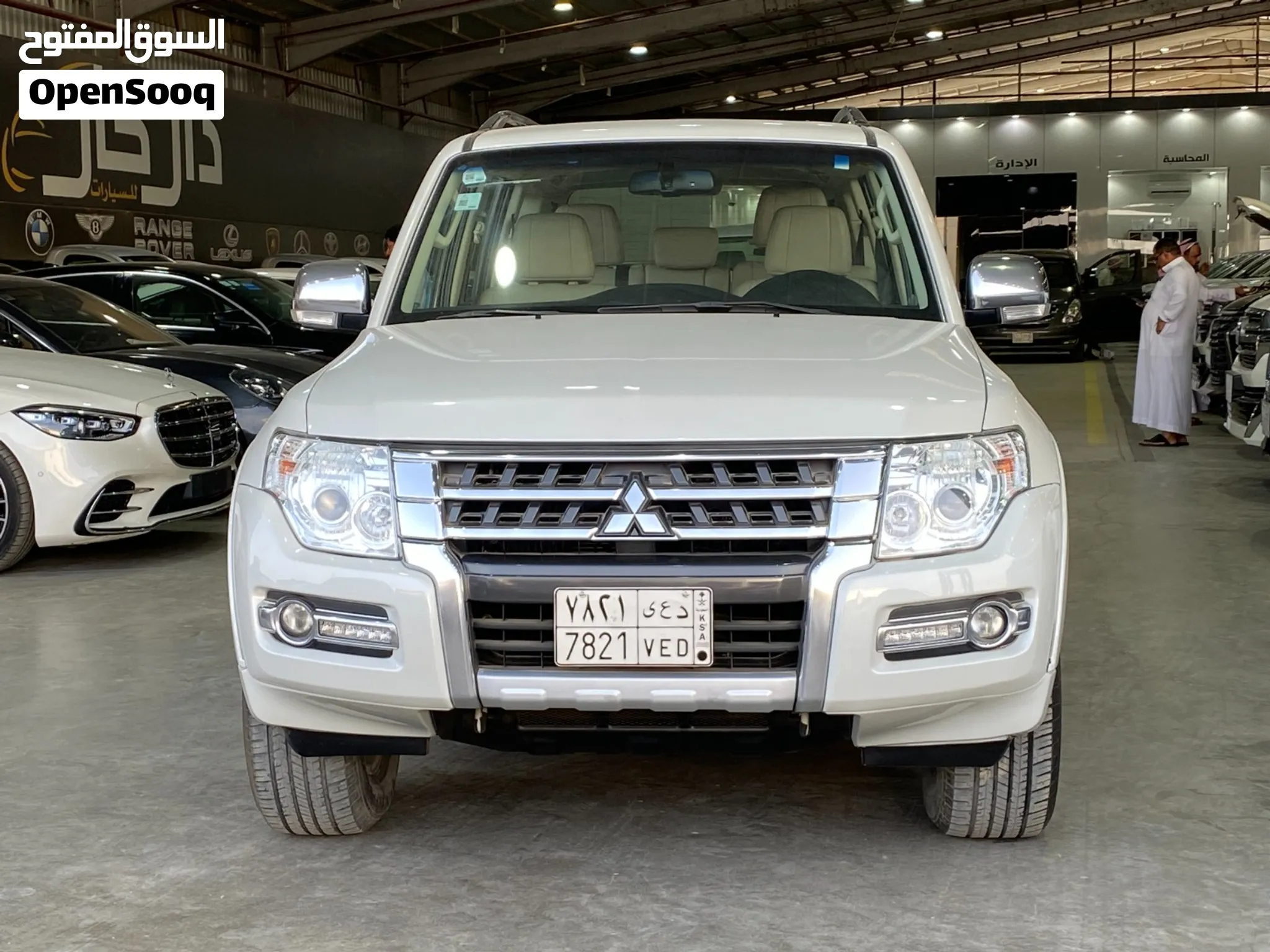 ميتسوبيشي باجيرو لون ابيض موديل 2019 للبيع