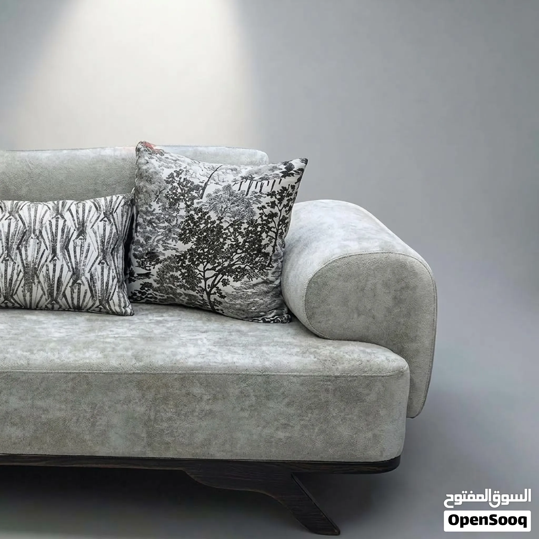 Three-seater"Modern Elegant Velvet Sofa with Accent Pillows" — صورة 1