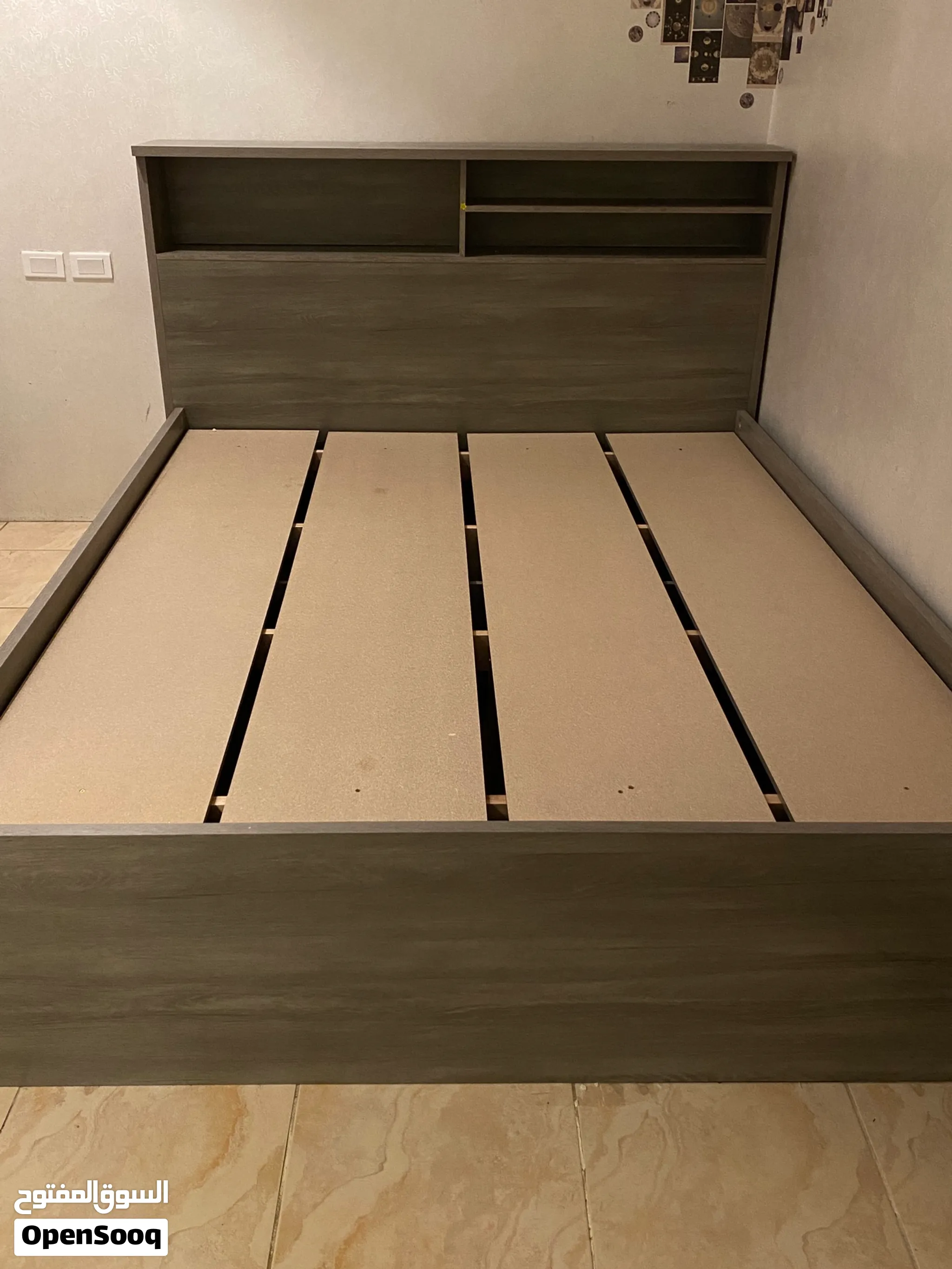 سرير هوم سنتر كوين 160×200 مع 4 أدراج انيق ومناسب جدًا لغرف النوم اللي تحتاج مساحه تخزين إضافيه.