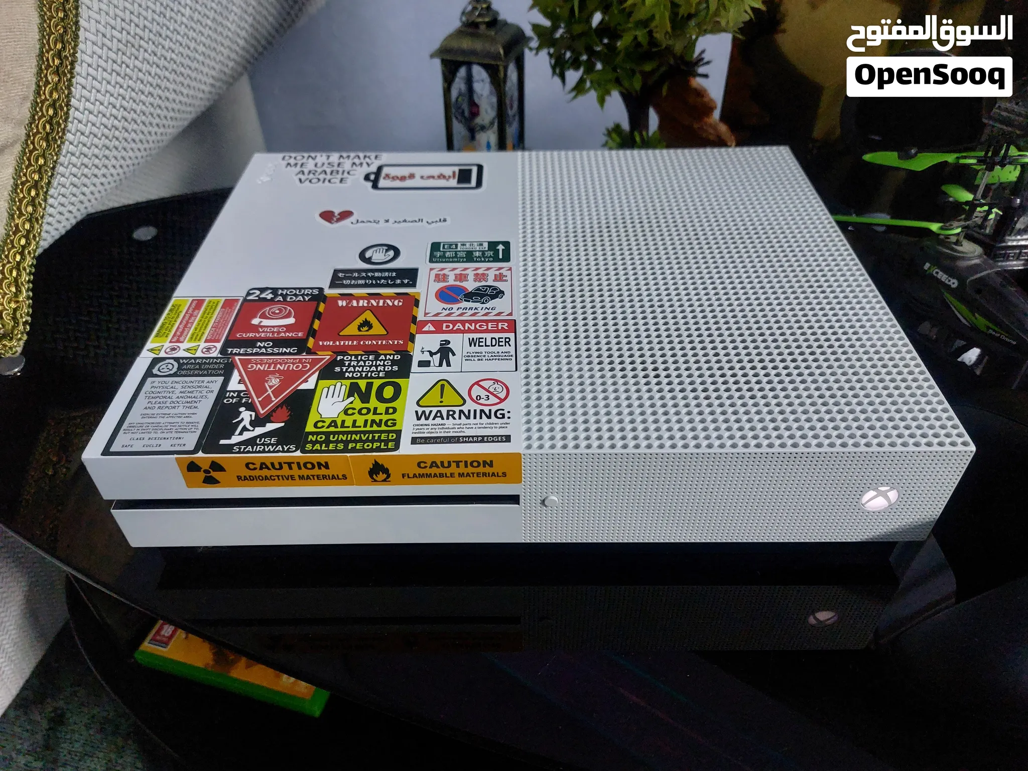 السلام عليكم ورحمة الله وبركاته   للبيع: جهاز Xbox One S بحالة ممتازة! الجهاز: Xbox One S سعة 1 تير