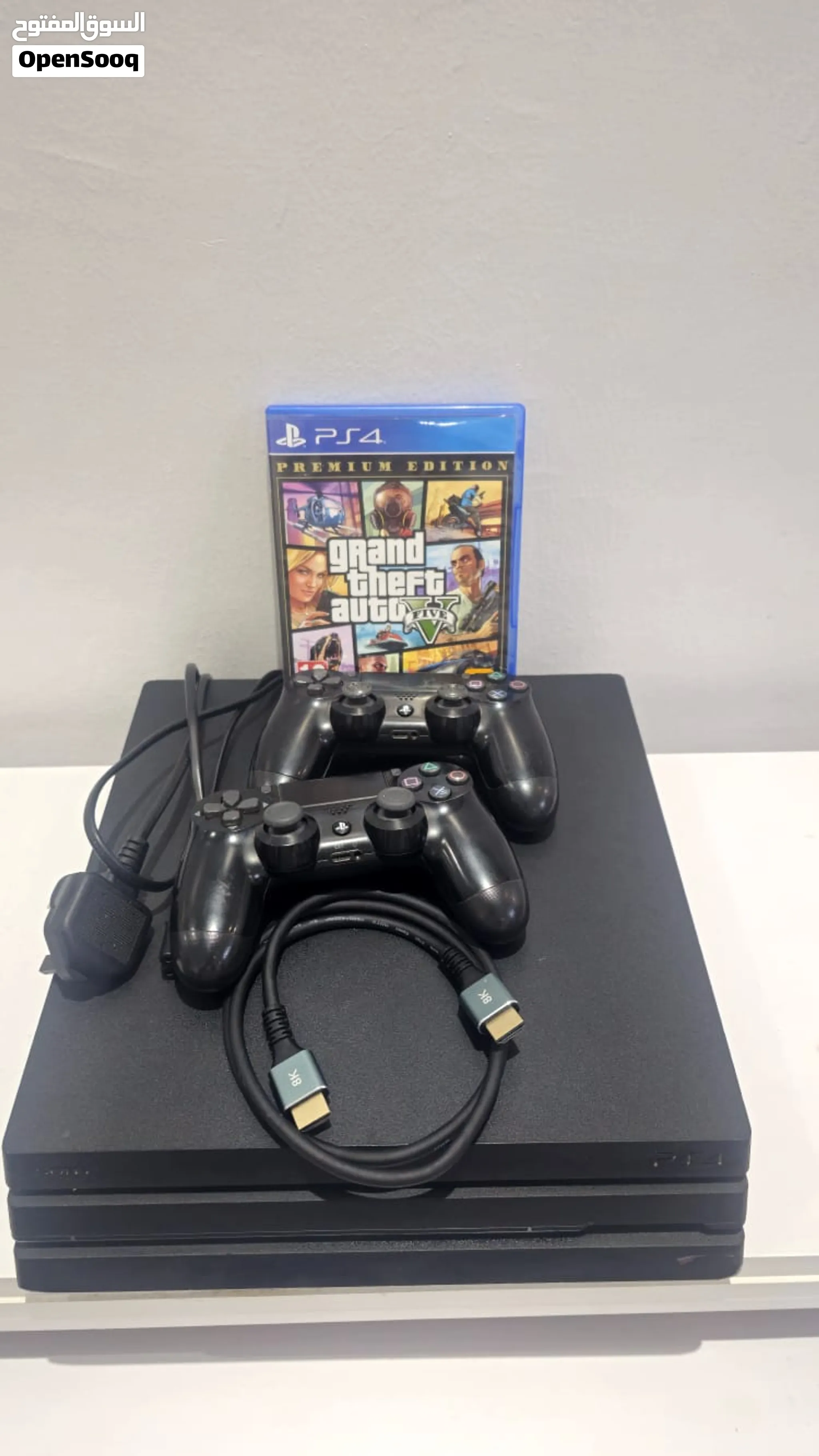 بلايستيشن 4 برو (PS4 Pro) نظيف + يدين أصلية + لعبة GTA V + سلك HDMI 8K مجاناً