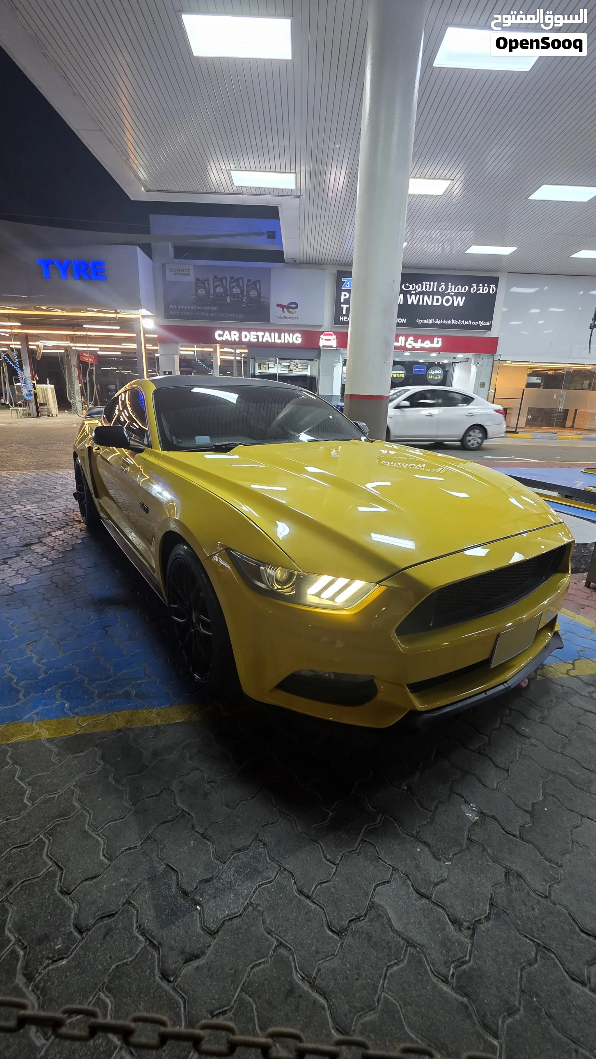 Clean Yellow & Black Ford Mustang V6 2017 - American Specs