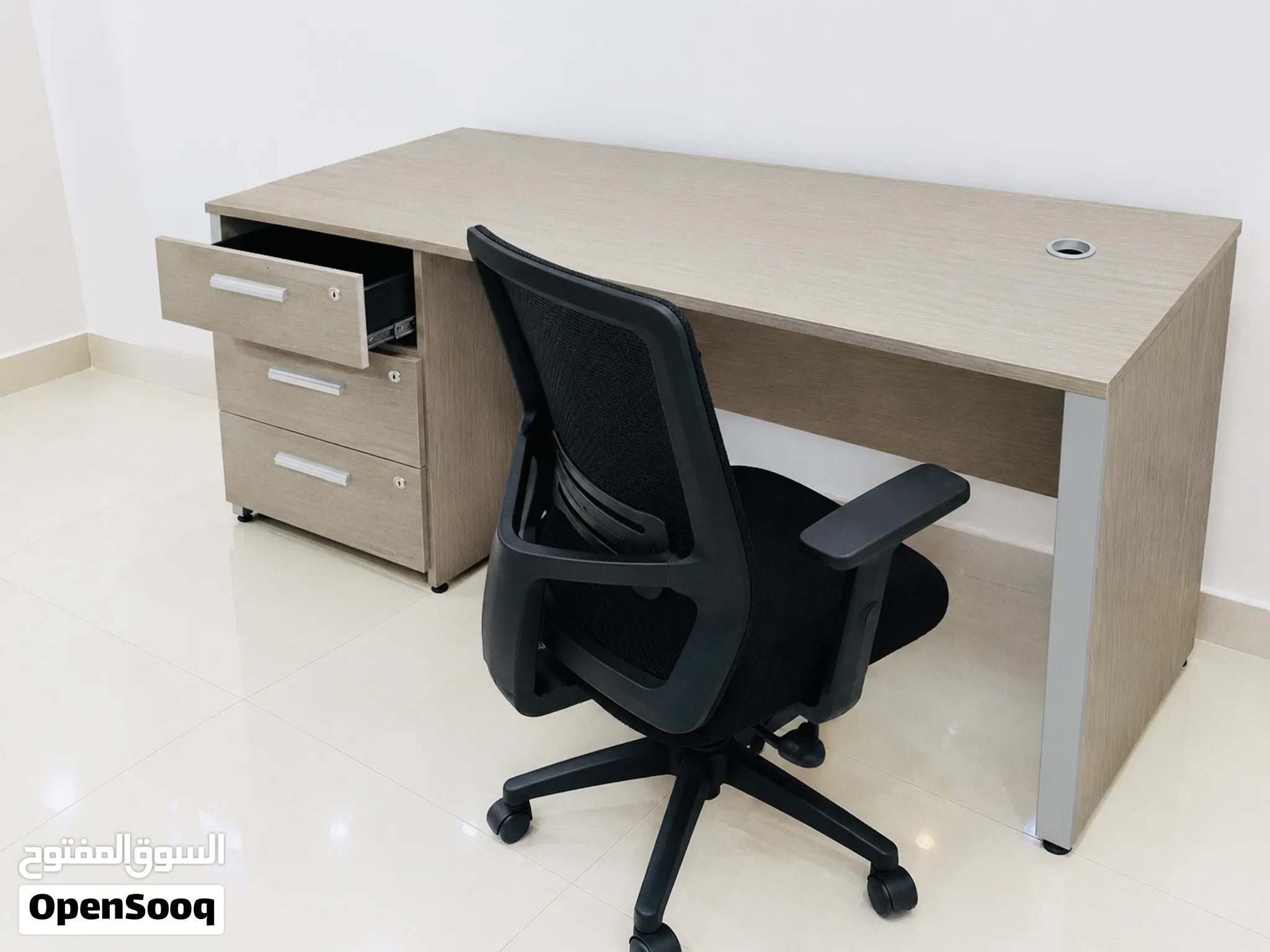 Modern Office Desk with 3-Drawer Pedestal – Light Oak Finish (Optional Ergonomic Chair) — صورة 1