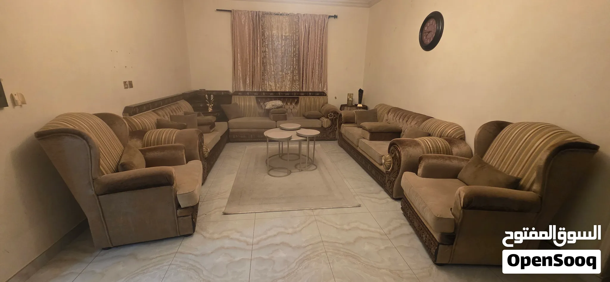 كنب للبيع مع الستاره والطاولات والسجاد تركي