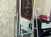 مرآة أرضية متحركة (طولية) أنيقة بحالة ممتازة للبيع