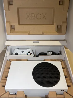 للبيع 100/100 نظافة xbox series s 512GB مع اغراضها السعر 100