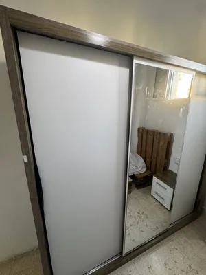 خزانة ملابس/غرفة نوم وكالة للبيع بسعر مغري جدا