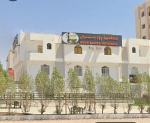 مطعم بمعداتة للبيع . Prime investment opportunity commercial showroom