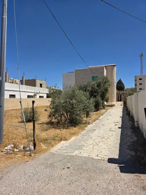 للبيع بيت موقع مميز في مؤته خلف بنك الاسكان