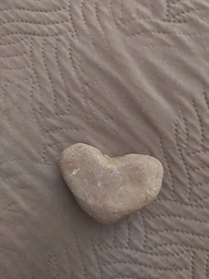 Rock carved as a heart. حجر منحوت على شكل قلب
