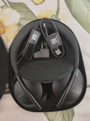 سماعة بوز Bose NC700 نظيفة جدًا مع كامل الملحقات الأصلية