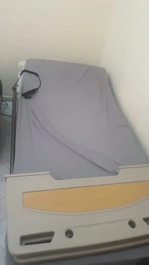 سرير طبي بحالة جيدة