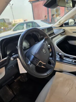 كراون ماجستا 2023 للبيع فول مواصفات لون ابيض  داخل جلد ابيض فول مواصفات ويل سعرها 31500 واحد وعشرين