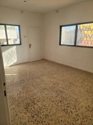شقة للايجار-اربد-الحي الجنوبي-قرب مسجد علياء التل- الشارع الرئيسي السرو