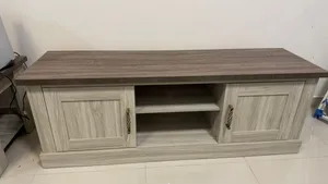 طاولة تلفزيونية بدواليب (مستعمل 3 سنوات)