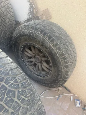 للبيع طقم كفرات أوف رود مع جنوط 18 إنش