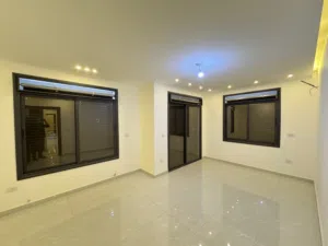 شقة 143م للبيع طابق أول  في طريق المطار – تصميم عصري