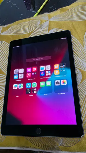I pad pro 9.6  128 gb exellent  and clean