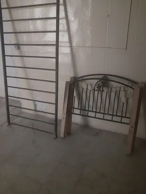 سرير حديد با رجل خشب فى حاله جيده وممتازه كالجديد