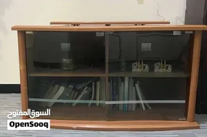 مكتبه تلفزيون بعجلات