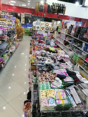 محل مكياج كامل متكامل يحتوي 50,000 قطعه
