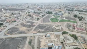 مربع ز الذهبي عوقد الشمالية (ركنيه .زاويه ) مساحة 450 متر مفتوحة بطن وظهر بجانب مخطط مسجد 25 الف