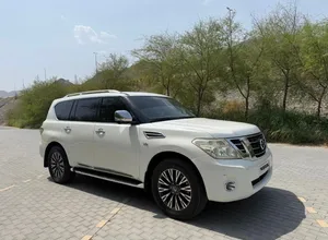 للبيع نيسان بلاتينيوم v8 المكينة الكبيرة موديل 2012