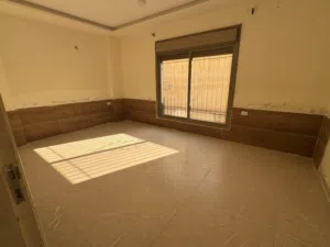 طابق ارضي شقة للبيع مساحتها 137بأقل من سعرها ب 8000 دينار للبيع المستعجل