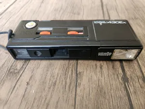 كاميرا فيلم كلاسيكية محمولة من نوع Minolta Pocket Autopak 430Ex (مينولتا بوكيت أوتوباك