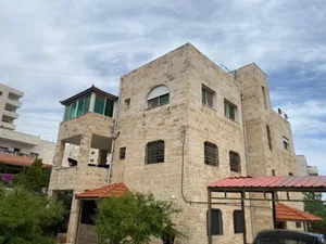 شقة طابقيك بمدخلين في السلط، اسكان المهندسين اربع واجهات حجر، على شارعين