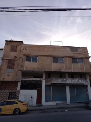 عماره تتكون من طابقين    الموقع/ الزرقاء حي ابن سينا قبال مدرسه الكرامه   الطابق الاول ثلاث غرف +صال