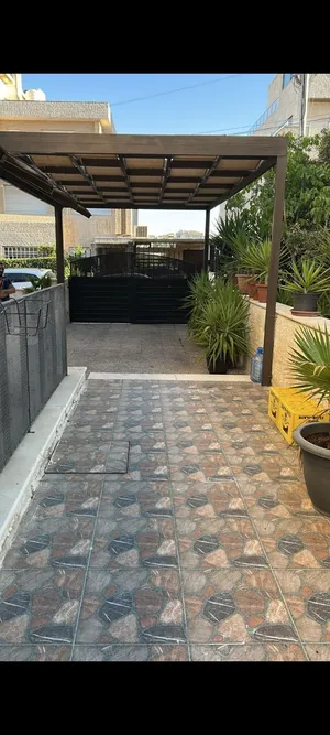 فيلا فارغه حديثه مع مسبح للايجار عبدون
