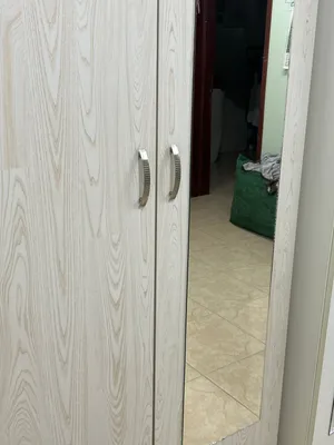 كبت ملابس مستعمل مع مرايا