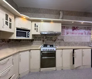 كاونتر مستخدم نظيف جداً خالي من العيوب على شكل حرف L للبيع لون كريمي ابواب بالون بريس مع انارة علوية