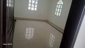 فيلا للإيجار السكني في موقع مميز بالعذيبة بجانب انزا هوم