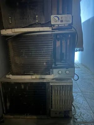 ثلاث مكيفات بحالة جيدة